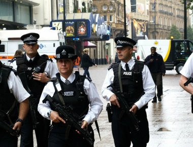 Λονδίνο: Ακινητοποίηση άνδρα που αποπειράθηκε να μαχαιρώσει αστυνομικούς- Φώναζε «Ο Αλλάχ είναι μεγάλος» (βίντεο)